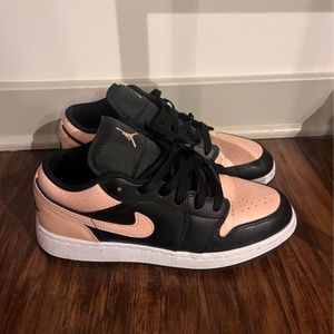 - Jordan 1 Low Crimson Tint (GS)